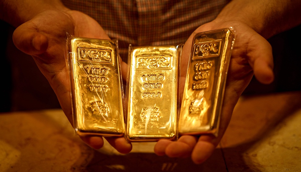 يعرض سبائك ذهبية في سوق الذهب التاريخي في دبي